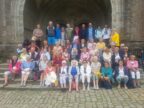 le groupe sur les marches de l'Eglise de LOCRONAN